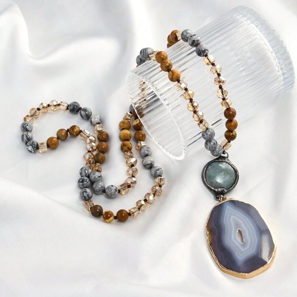 NWOT Elegant Beaded Necklace with Agate Pendant